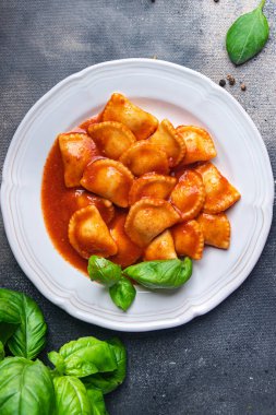 Ravioli makarna balığı doldurulmuş domates sosu masaya taze yemek abur cuburu fotokopi alanı arka planında 
