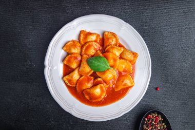 Ravioli makarna balığı doldurulmuş domates sosu masaya taze yemek abur cuburu fotokopi alanı arka planında 