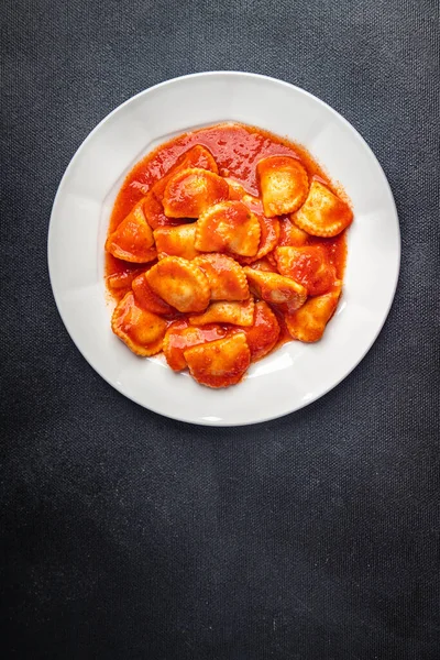 Pasta Ravioles Pescado Salsa Tomate Relleno Plato Fresco Comida Bocadillo — Foto de Stock