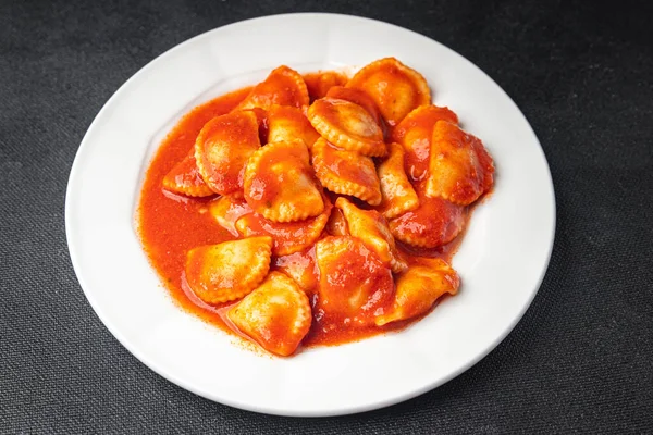 Ravioli Makaron Ryby Nadziewane Sos Pomidorowy Świeże Danie Posiłek Jedzenie — Zdjęcie stockowe