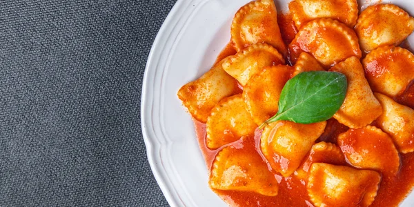 Ravioli Makaron Ryby Nadziewane Sos Pomidorowy Świeże Danie Posiłek Jedzenie — Zdjęcie stockowe