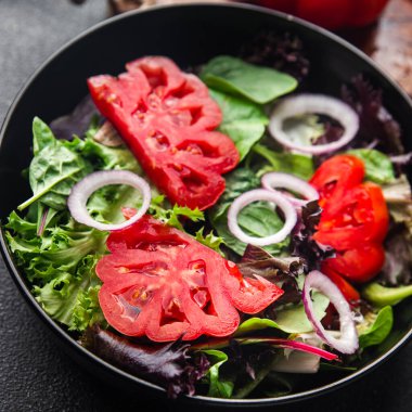 Domates salatası sebze taze yemek atıştırmalığı masanın üzerinde fotokopi alanı yemek arka planı 