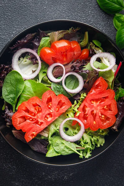 西红柿沙拉蔬菜新鲜菜食点心桌上抄袭太空食品背景 — 图库照片