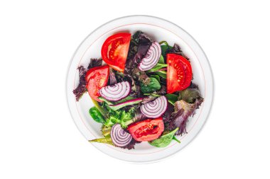 Domates salatası taze soğan, marul, sebze yemeği masanın üzerinde. 