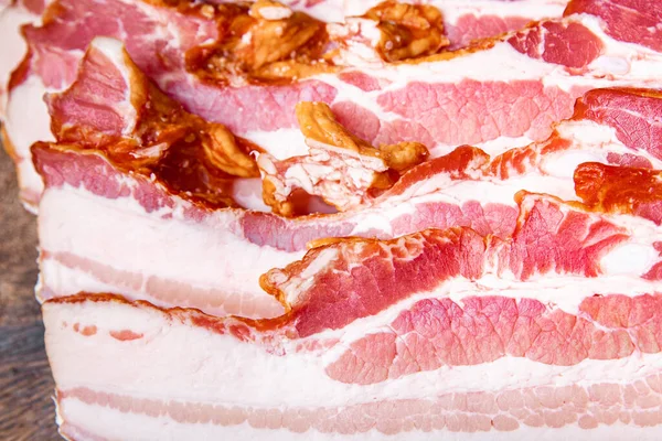 スライスベーコンポークストリップラード燻製肉料理スナックテーブルの上にコピースペースフード背景 — ストック写真