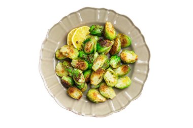 Brüksel lahanası kızarmış sebze yemeği masanın üzerinde fotokopi alanı yiyecek arka planında.