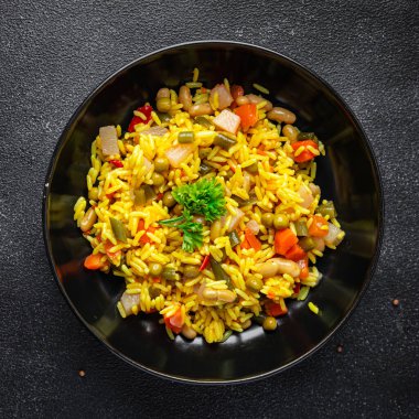 Pirinç körisi baharatlı sebze et yok vejetaryen pilav sağlıklı yemek abur cuburu masada fotokopi çekiliyor. 