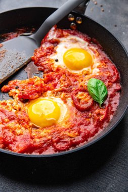 Yumurtalı omlet, Shakshuka kahvaltı yumurtaları, sebze, yemek atıştırmalıkları, fotokopi masasının arkasında. 