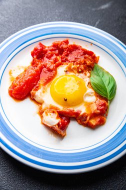 Yumurtalı omlet, Shakshuka kahvaltı yumurtaları, sebze, yemek atıştırmalıkları, fotokopi masasının arkasında. 