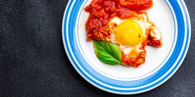 Yumurtalı omlet, Shakshuka kahvaltı yumurtaları, sebze, yemek atıştırmalıkları, fotokopi masasının arkasında. 