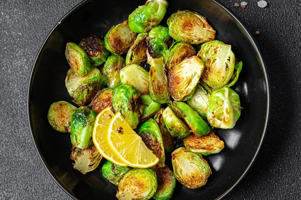 Brüksel lahanası kızarmış sebze yemeği masanın üzerinde fotokopi alanı yiyecek arka planında.