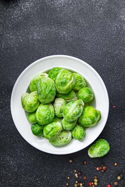 绿色的布鲁塞尔芽生菜小吃桌子上仿制的太空食品背景 — 图库照片