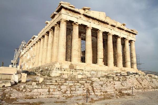 Verbazingwekkende ruines van een tempel in acropolis, Athene. — Stockfoto