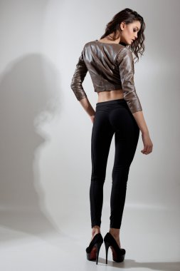 Genç ve muhteşem bir kadının moda fotoğrafı.