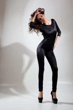 Genç ve muhteşem bir kadının moda fotoğrafı.