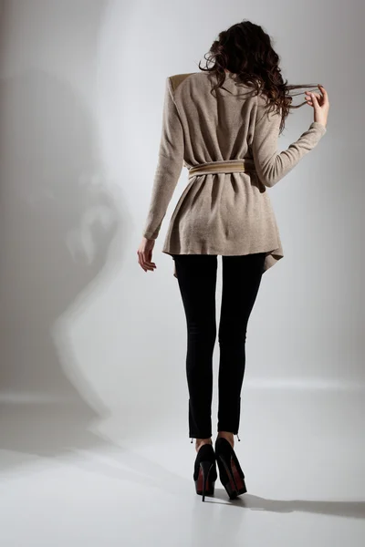 Genç ve muhteşem bir kadının moda fotoğrafı.