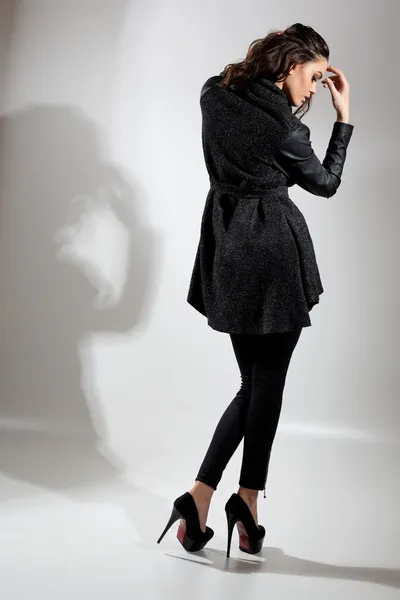 Genç ve muhteşem bir kadının moda fotoğrafı.