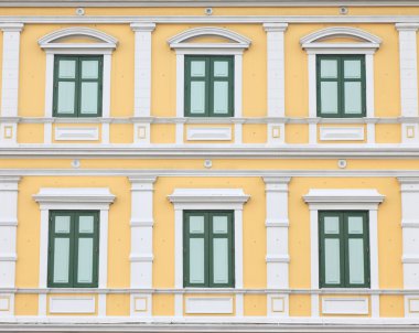 Turuncu duvarda yeşil windows