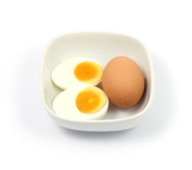 Katı pişmiş yumurta beyaz arka plan üzerinde kapatın