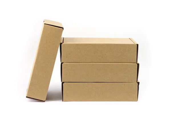 Nahaufnahme vier braune Schachteln mit weißem Hintergrund — Stockfoto