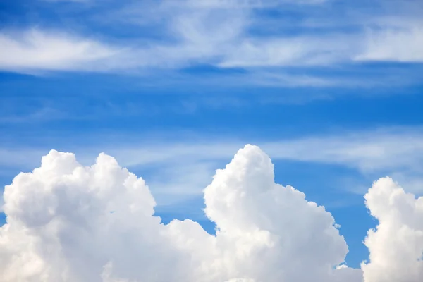 Blauer Himmel mit Wolken — Stockfoto