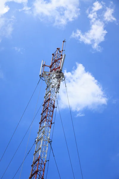 Álló nézet távközlési torony — Stock Fotó