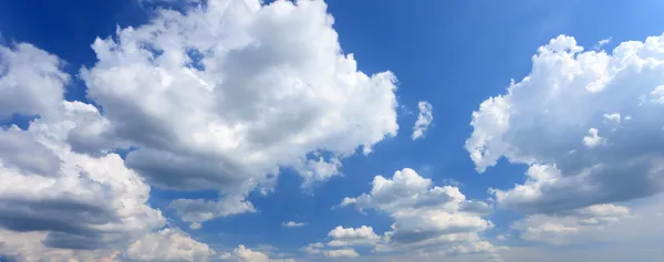 Blå himmel med moln Stockfoto
