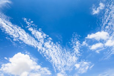 Bulutlu mavi gökyüzü