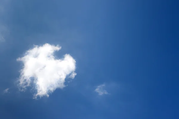 Blauer Himmel mit Wolken — Stockfoto