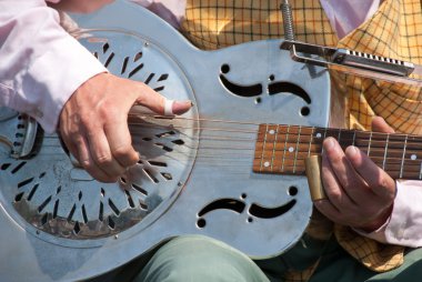 sokak müzisyeni dobro gitar çalmak