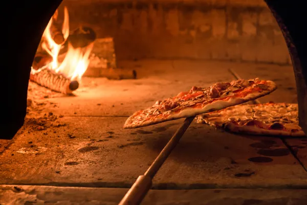 Four en brique dans un restaurant de pizza à Rome — Photo