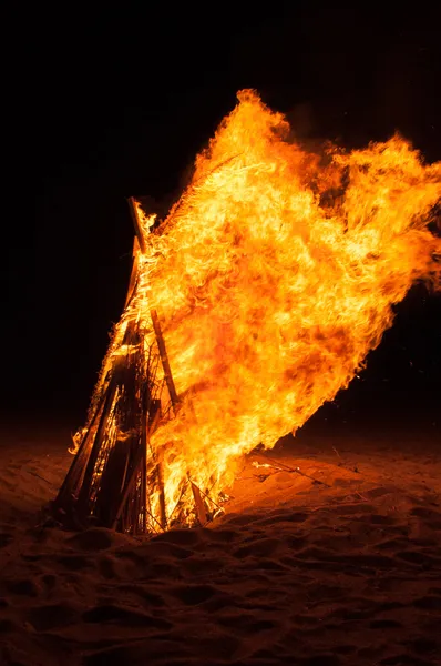 Brûlage du bûcher sur la plage — Photo