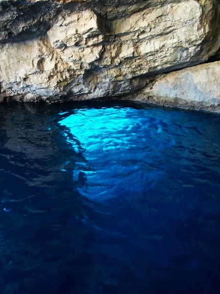 Passaggio subacqueo in mare greco con filtraggio della luce azzurra — Foto Stock