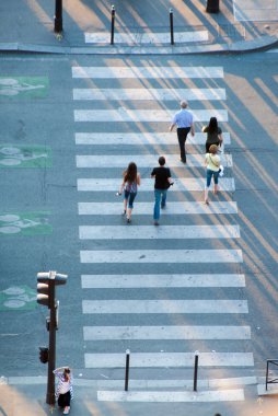 insanlar karşıdan karşıya geçerken zebra kapısı üzerinde