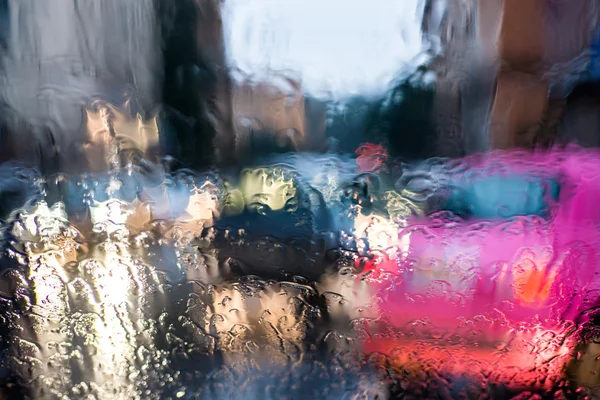 Blurred light through a wet windshield — Stock Photo, Image