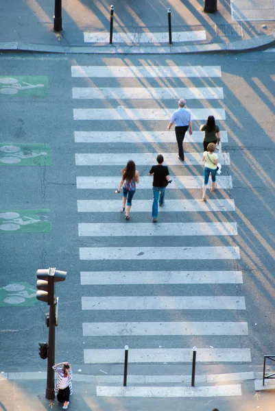 Pessoas que atravessam a rua na travessia da zebra — Fotografia de Stock