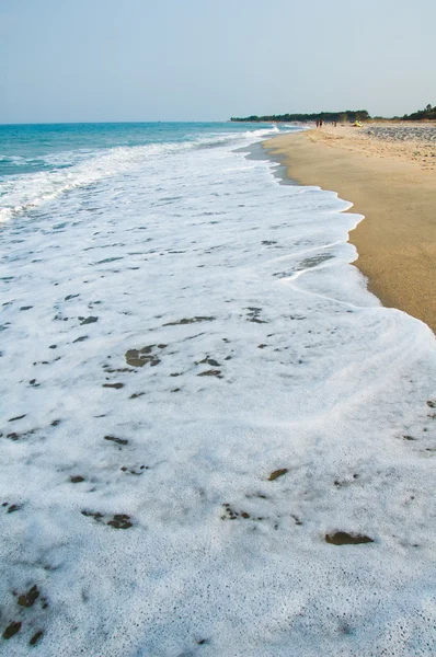 Backwash e schiuma di mare in Calabria sud Italia — Foto Stock
