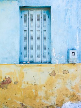 Sarı ve mavi duvar ile pencere