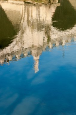 tiber Nehri üzerinde anıt yansıma