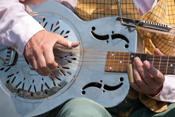 Παίζοντας κιθάρα Ντόμπρο μουσικός του δρόμου — Φωτογραφία Αρχείου