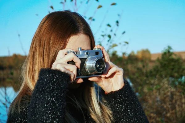 Dziewczyna Czarnym Płaszczu Trzyma Fotografuje Starą Srebrną Czarną Kamerą Tle — Zdjęcie stockowe