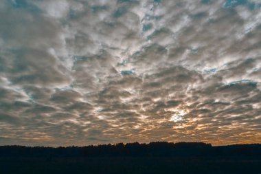 Kümülüs bulutları gök kubbede, beyaz bulutlar mavi gökyüzüne karşı yakın plan, yerden güzel bulutlar..