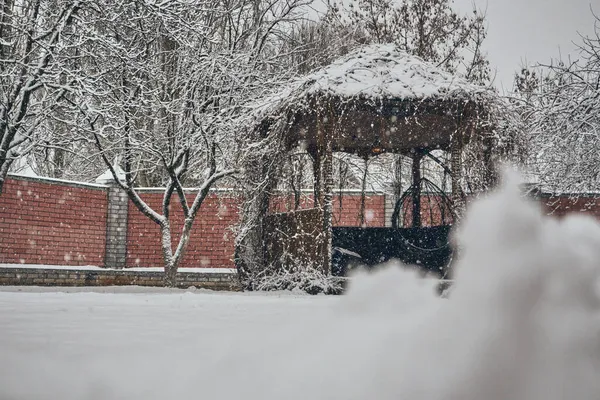 Зима Белый Пушистый Снег Лежит Земле Беседка Деревья Усыпаны Снегом — стоковое фото