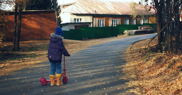 Una Chica Con Sombrero Azul Montando Scooter Rosa Otoño Camino — Foto de Stock