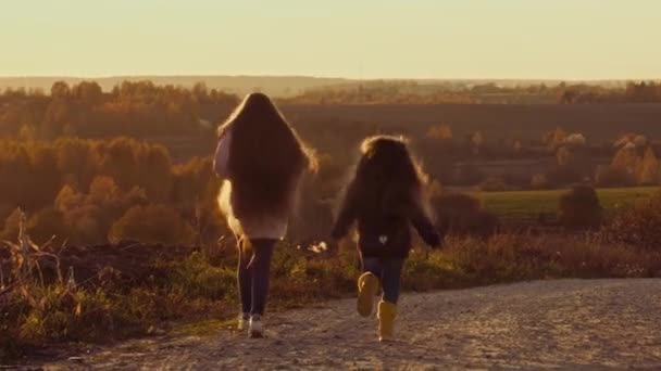 Две Сестры Распущенными Длинными Волосами Ходят Бегают Песчаной Грунтовой Дороге — стоковое видео