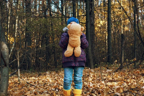 Una Niña Vestida Con Ropa Otoño Para Bosque Sobre Hojas — Foto de Stock