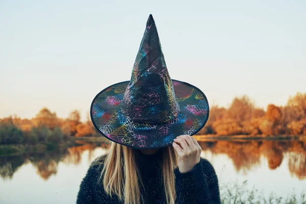 Siyah Paltolu Bir Kız Elinde Cadının Şapkasını Tutuyor Göl Sonbahar — Stok fotoğraf