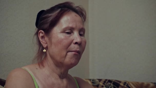 Kadın Dikkatlice Yan Tarafa Bakıyor Yüz Ifadeleri Yetişkin Gerçek Duygular — Stok video