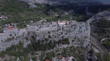 Split kenti yakınlarındaki antik Kliss kalesinin üzerinden uçacağız. Game of Thrones 'un çekildiği en güzel kale. Dağ tüneli ve köprüsü olan manzara yolu. Kırmızı kiremit çatılı eski bir atmosfer şehri. Bölünme Yakınındaki Çekimler