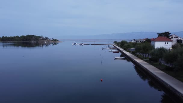 Slow Flight Embankment Royal City Nin Croatia Sea Surface Reflects — Stock Video